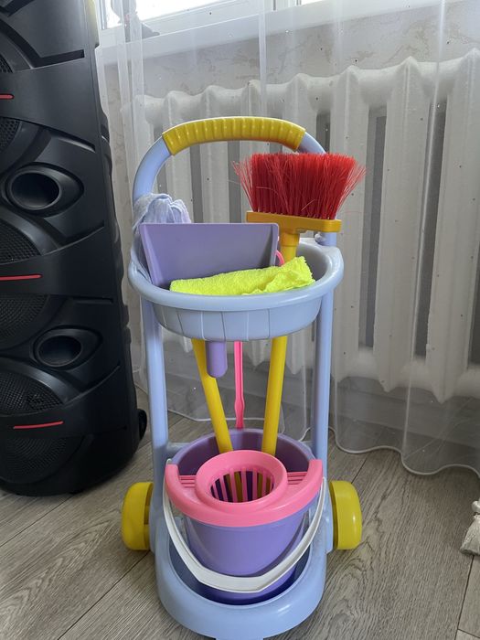 Продается игрушка набор для уборки