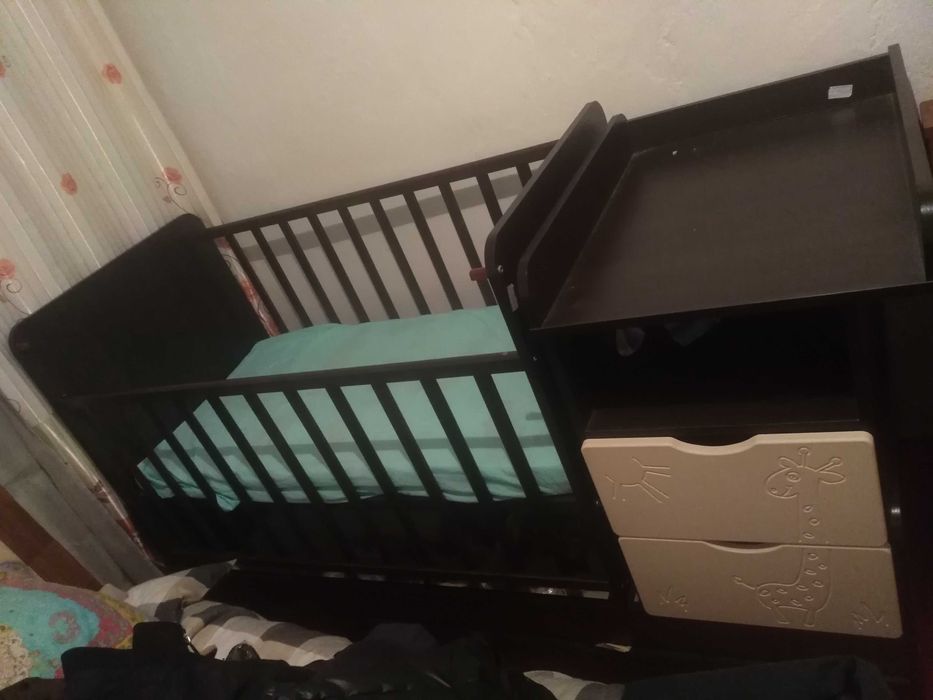 Манеж детский качается