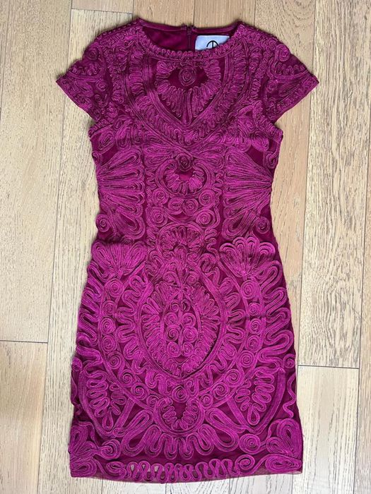 Цикламена рокля с дантелени мотиви, S