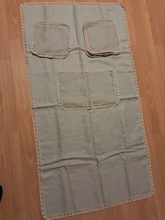 Старинна покривка със салфетки за сервиране