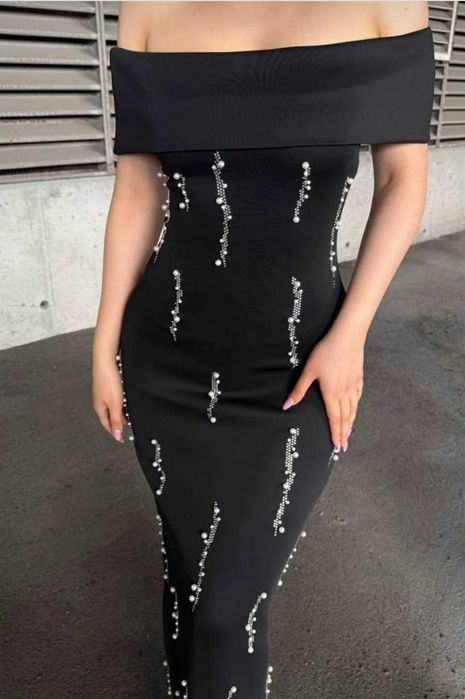 Черна рокля без презрамки с ефект на гмуркане и камъни