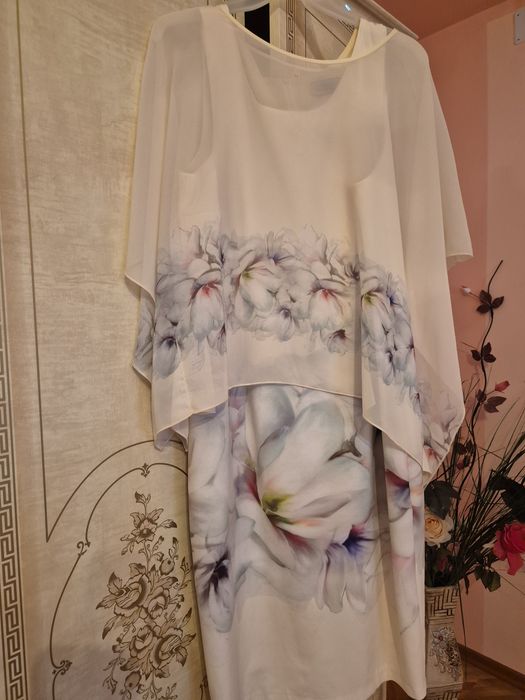 Vând rochiță 2 in 1 se poate purta doar stil maieu sau cu acel model peste,este set.