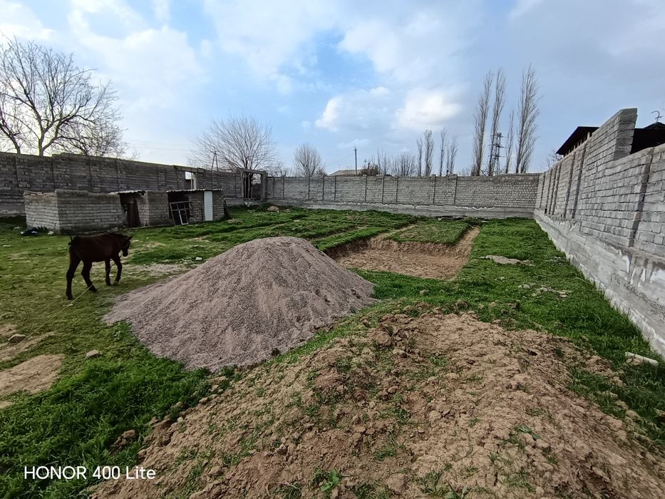 Yangi bozorda 10 sotix yer maydoni  sotiladi