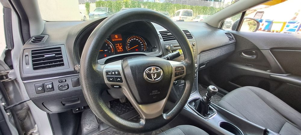 Toyota Avensis T27 2010