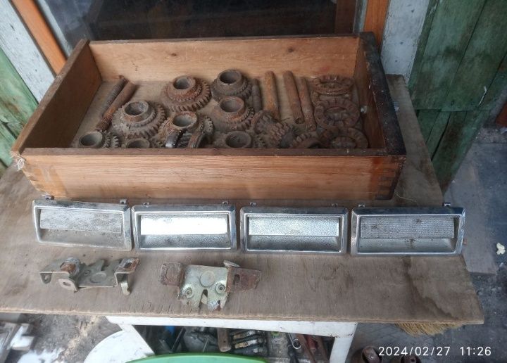 Дверные ручки и звёздочки коробки передач Москвич .