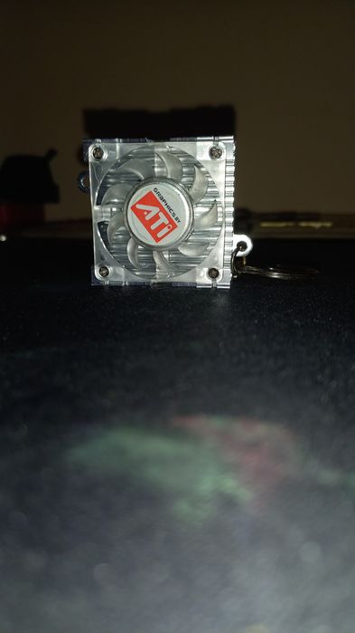 Vând Tech Keychain