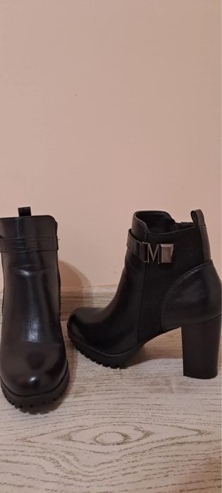 Боти 38 номер лак и кожа нови