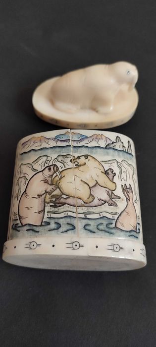 Композиция из кости моржа "Шкатулка с моржом"