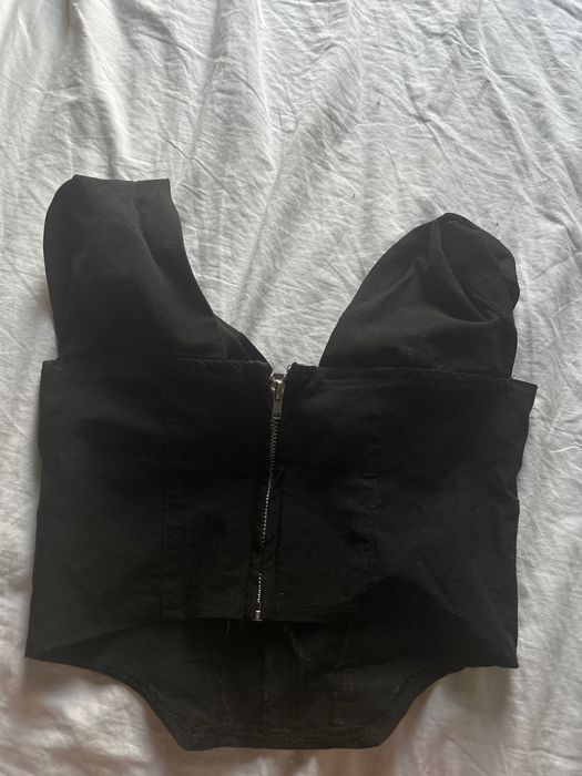 Продавам топ, носен е 3 часа като чисто нов е размер xxs