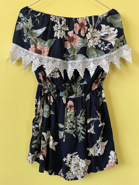 Salopeta scurta cu motiv floral, dantela si buzunare Marime S