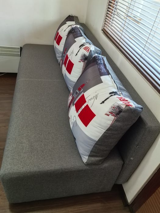 Разгъваем диван.