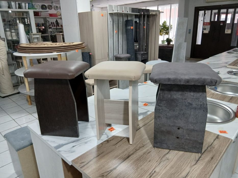 Табурет, пуфик, маленький табурет.