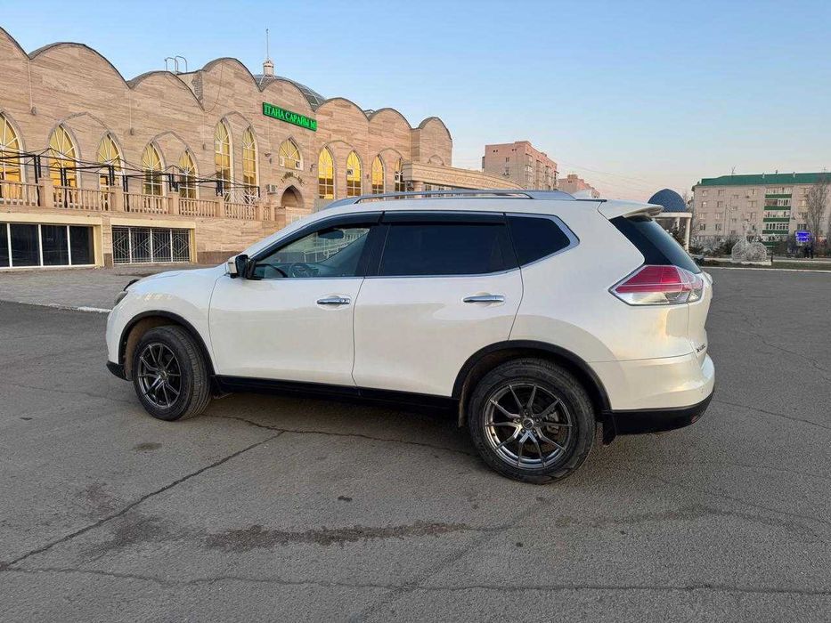Автомобиль NISSAN