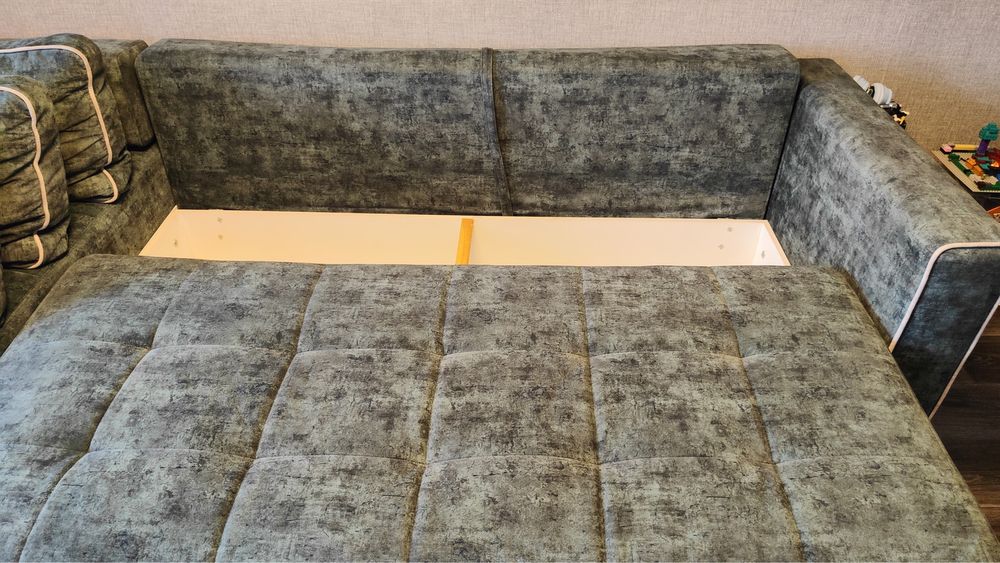 Диван изумрудного цвета