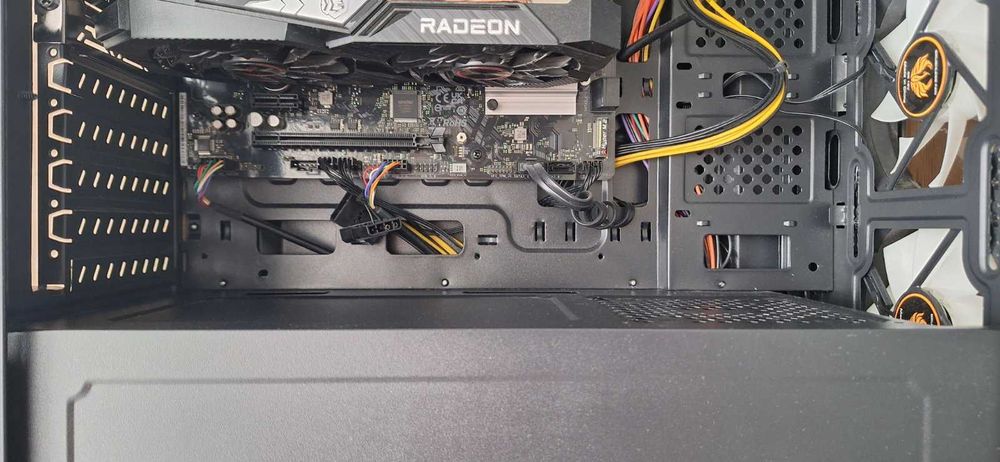 Геймърски Компютър / i3-12100F / RX 6500 XT / 16GB RAM / SSD + HDD Геймърски компютър за игри (Intel i3 12-то пок. & AMD Radeon RX 6500XT)