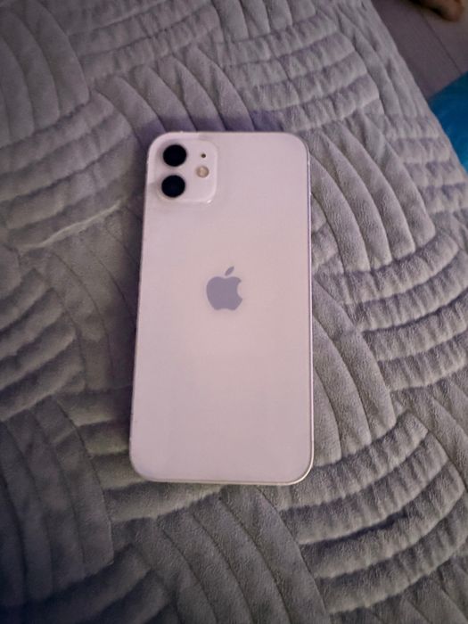 Продам Айфон 12 белый цвет