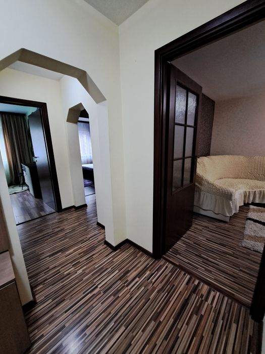 Închiriez apartament cu 3 camere, 70 m², Mircea cel Bătrân, etaj 1
