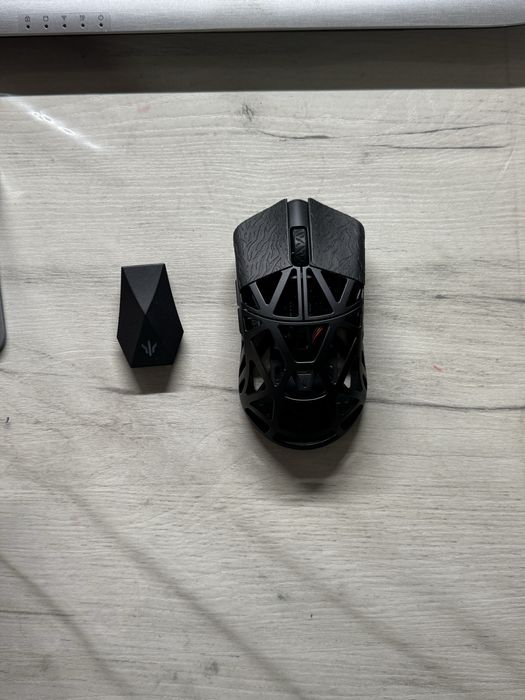 Мышка     WLMOUSE Beast X Max wireless gaming mouse and its 8K dongle