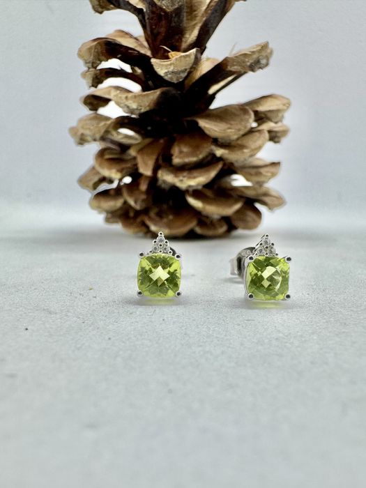 Сребърни обеци с естествен перидот