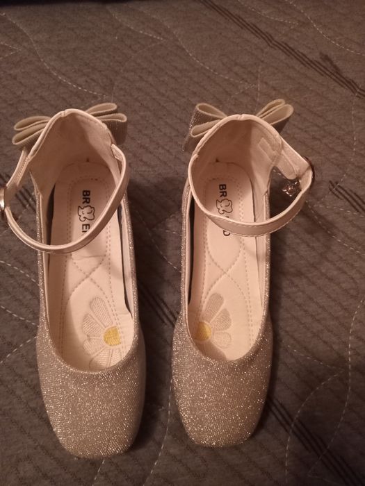 Продаю обувь 35 размер  пару раз одевала