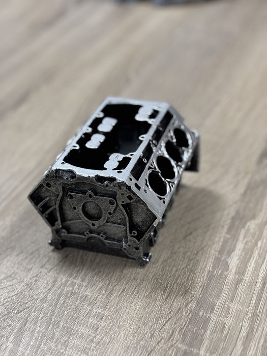 Органайзер за бюро V8 двигател