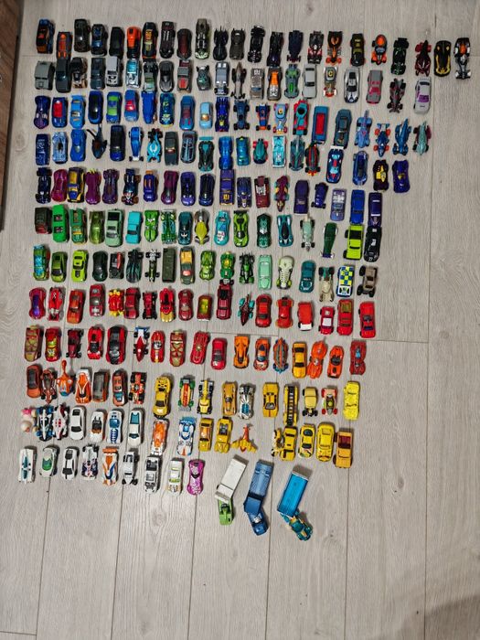 Mega Lot Hot Wheels: Ultimate Garage T-Rex, Piste, 14 Monster Trucks + 220 Mașinuțe
