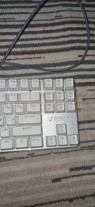 Продам клавиатуру бладе про белую
