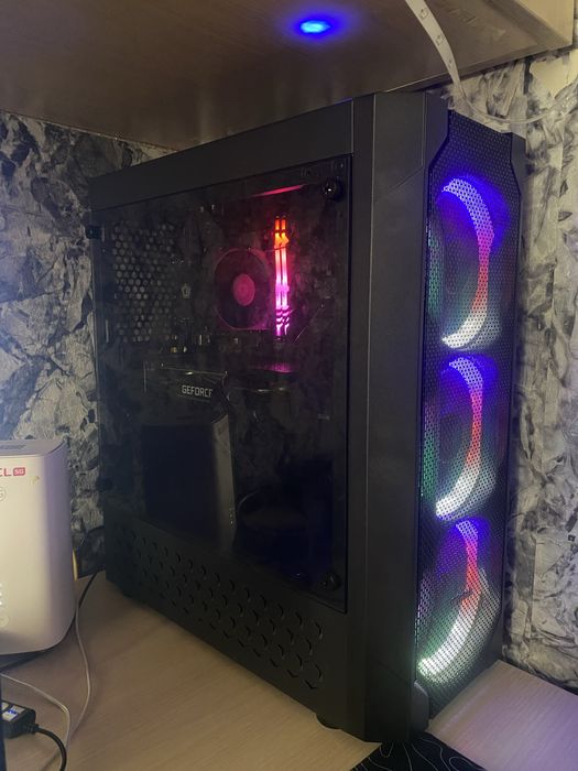 Игровой компьютер в сборе.