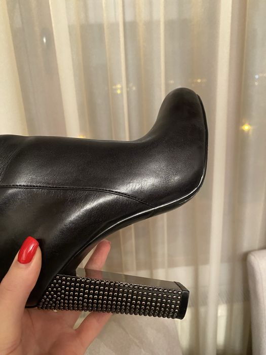 Botine cu toc Guess de piele naturala