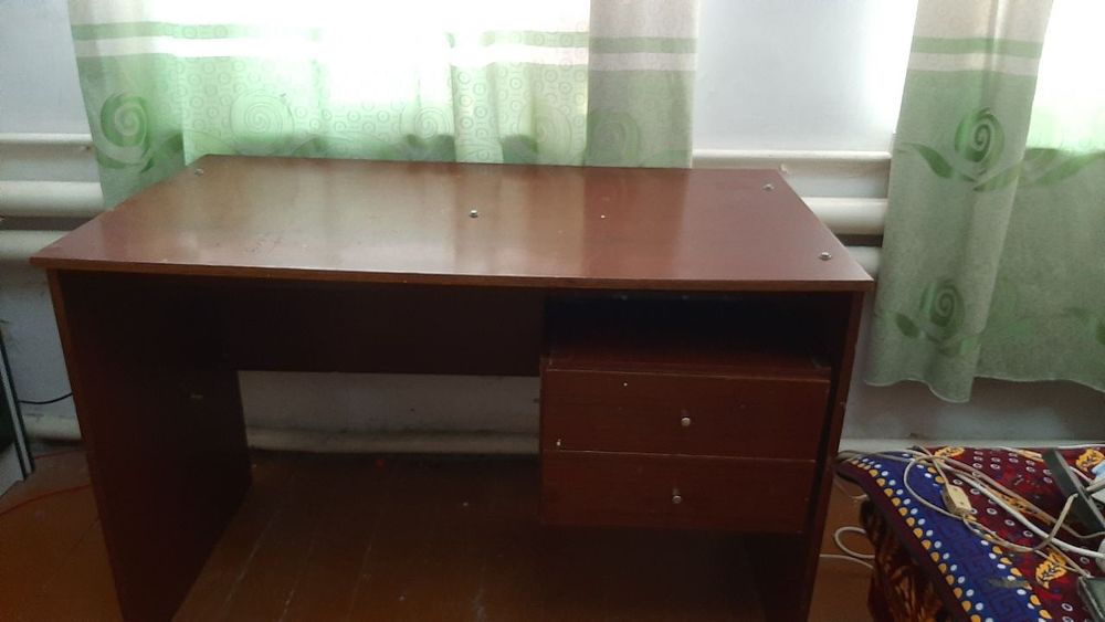 Школьный стол со шкафчиками