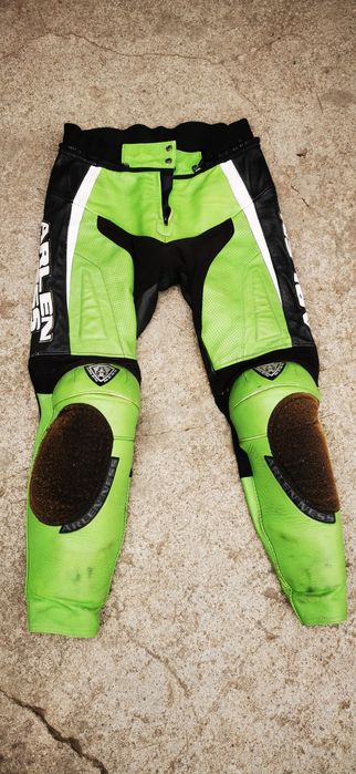 Vând pantaloni de piele moto