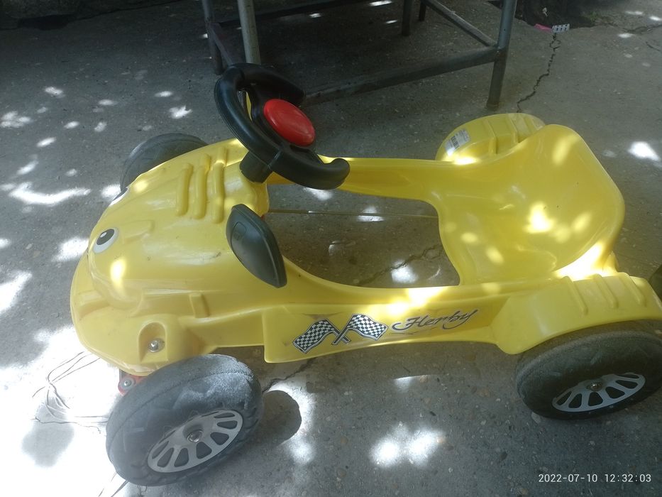 Два броя детски кола с педали