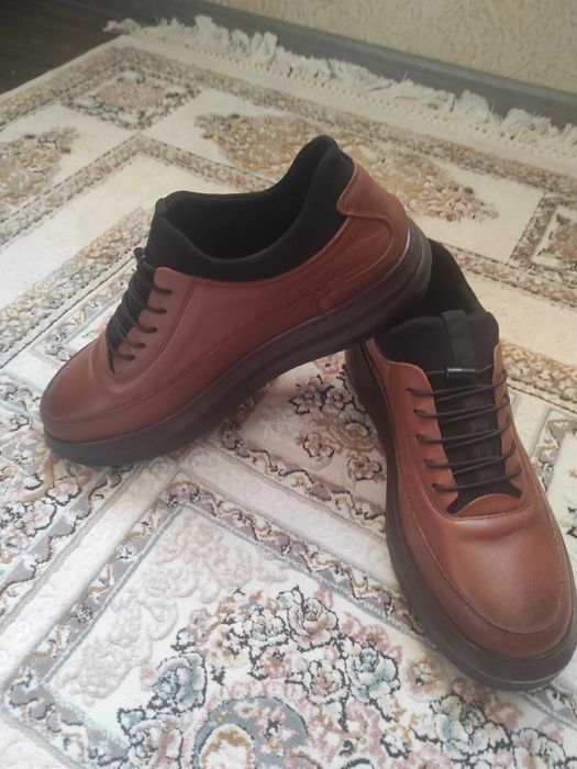 Кожаные туфли, спортивного типа.