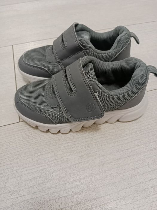 Продаем кросовки размер 27