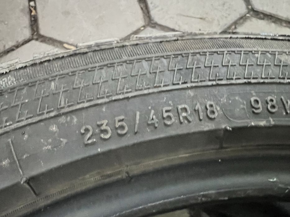 2бр всесезонни гуми 235-45-18