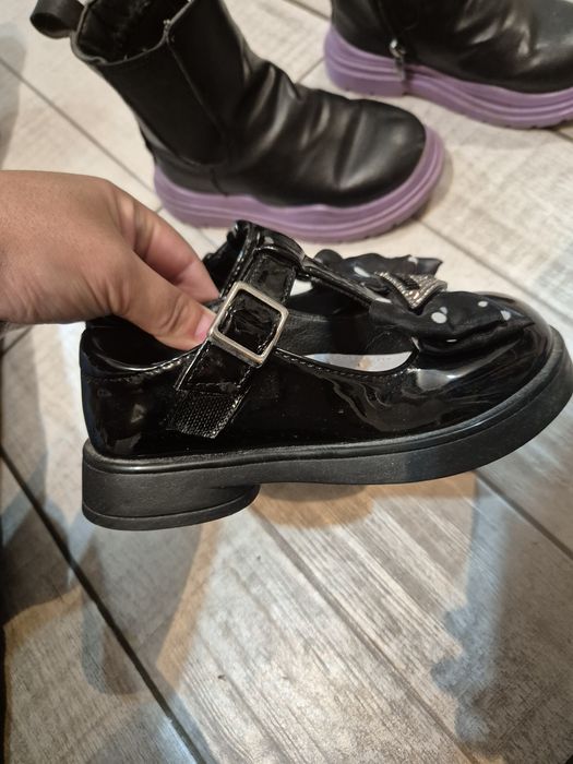 Продам 2 пары обуви за 10 000