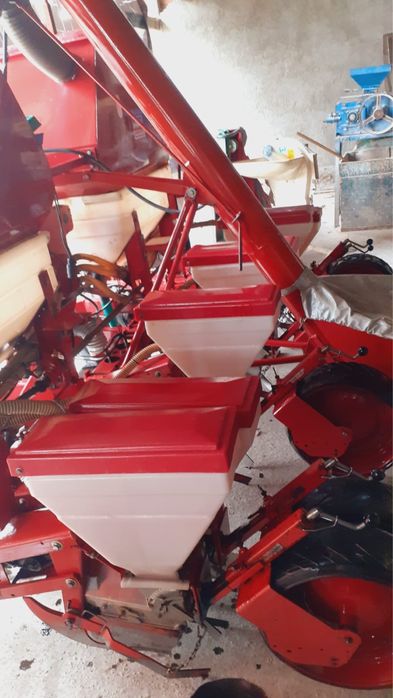 Vand semanatoare pentru porumb floare