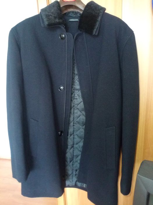 Două pardesie și un costum de vânzare.