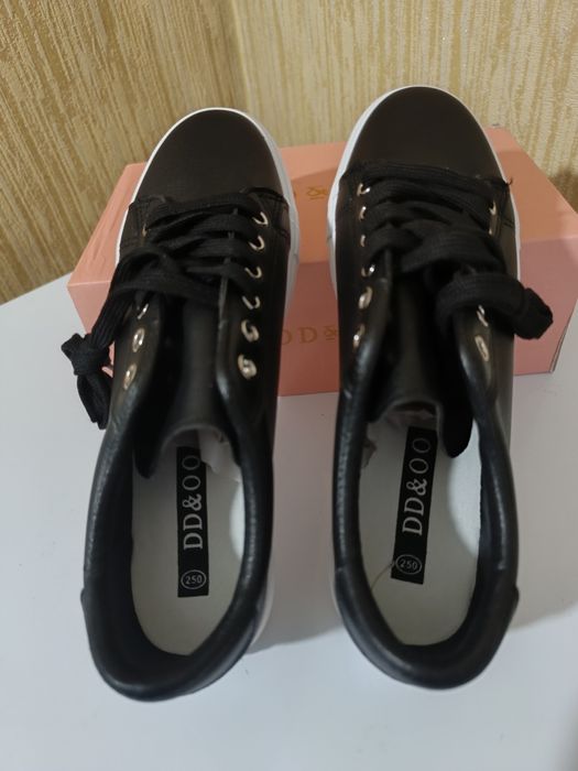 Женские кроссовки