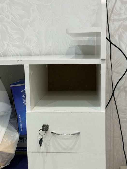 Продам маникюрный стол и стул