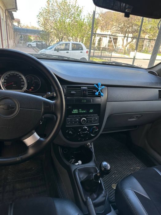 Lacetti 1.8 sotiladi