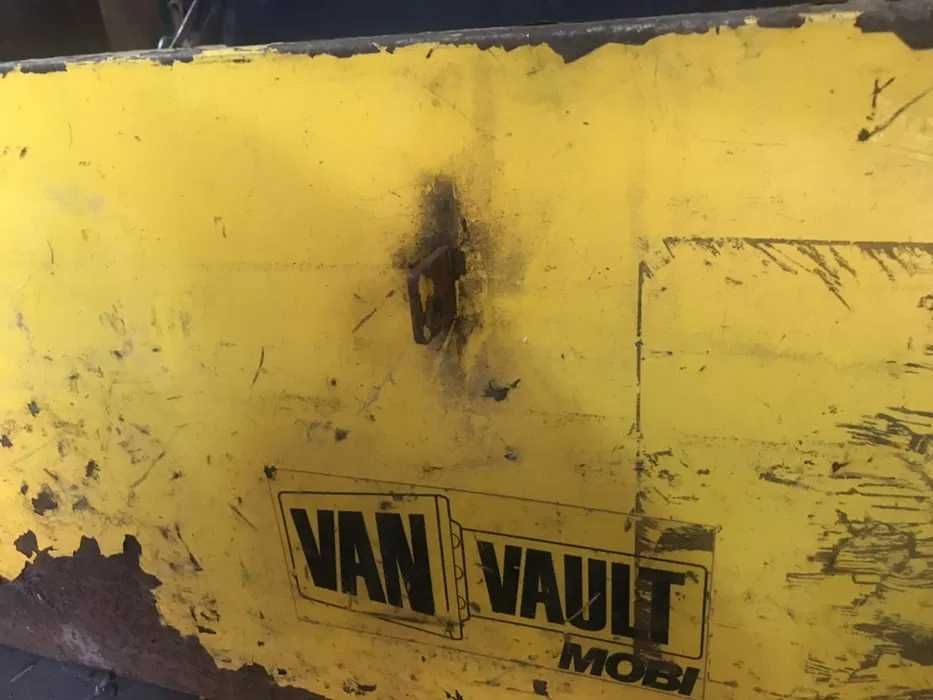 Метален шкаф за бус- инструменти Със заключване