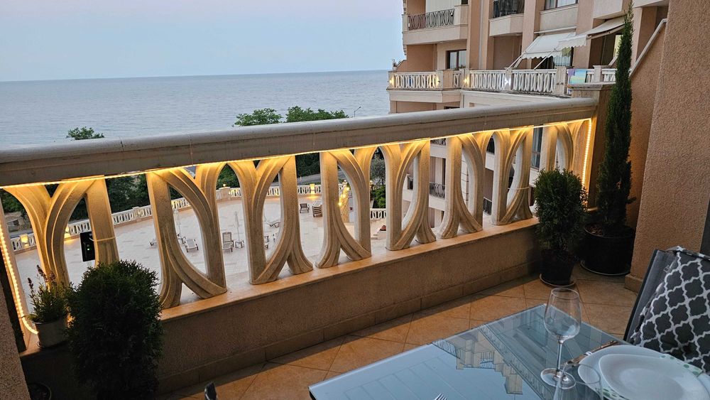 Многостаен апартамент с две паркоместа първа линия море Кабакум, Варна