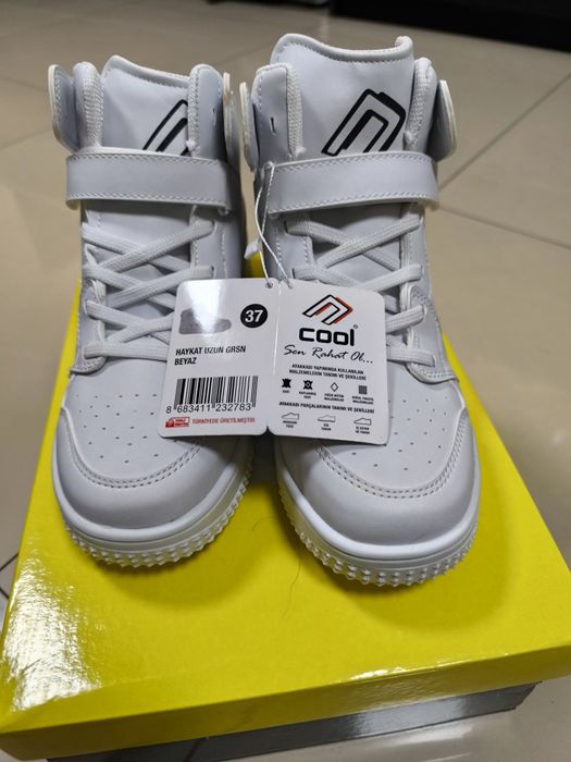 Високи бели спортни обувки