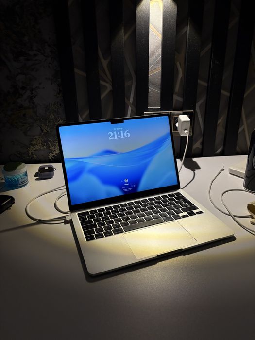 Mac book m2 8/256 gb