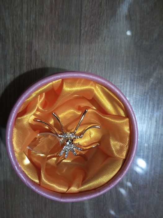 Продам брошь бижутерия