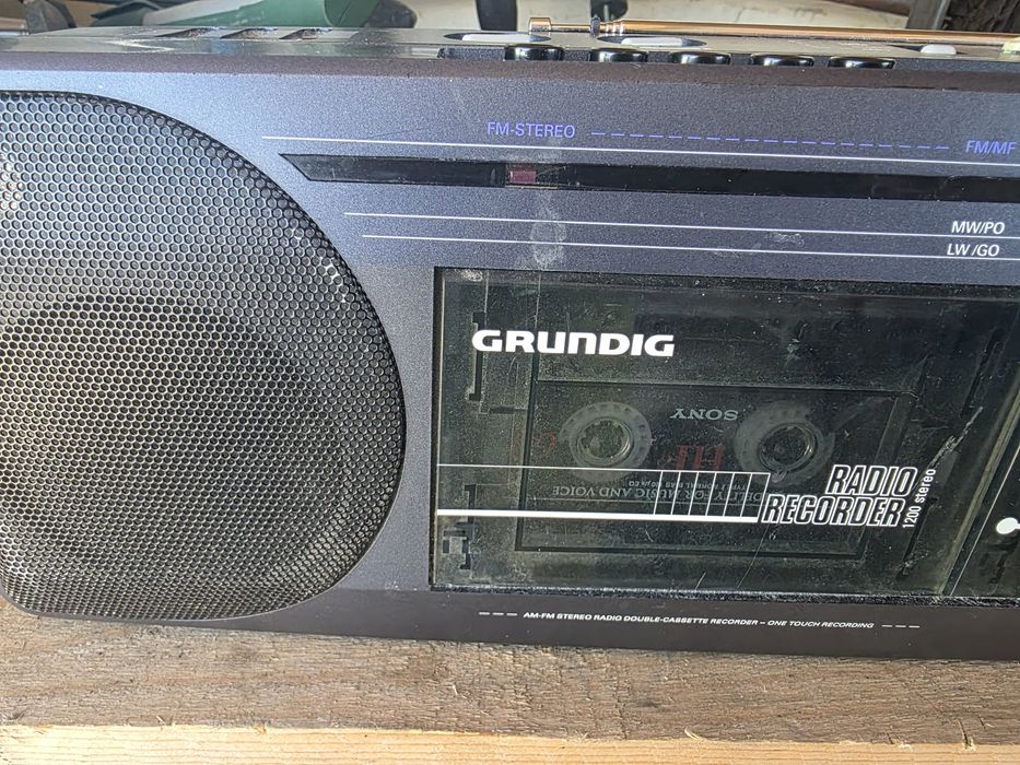 Vand 2 radiocasetofoane Grundig si Universum