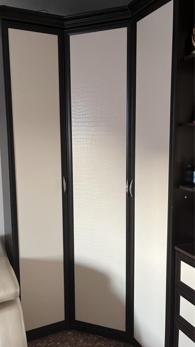 Продам угловой шкаф