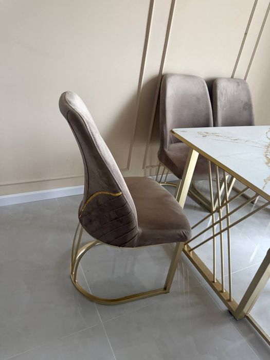 Продается стол со стульями новый