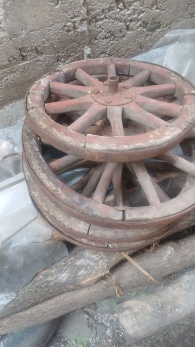 Roti de lemn cu sina de fier